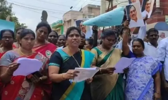 ஆ.ராசாவை கண்டித்து ஆர்ப்பாட்டம்: உருவபொம்மை எரிப்பு ஆ.ராசாவை கண்டித்து ஆர்ப்பாட்டம்: உருவபொம்மை எரிப்பு