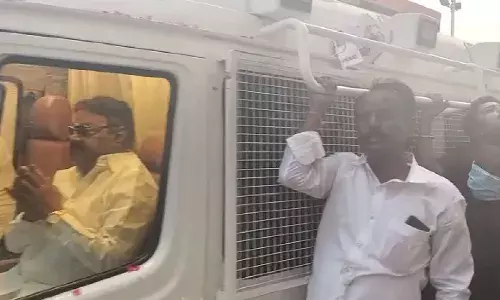 வாகனத்தில் இருந்து  கையசைத்து தேமுதிக தலைவர் விஜயகாந்த் ஓட்டு சேகரிப்பு வாகனத்தில் இருந்து  கையசைத்து தேமுதிக தலைவர் விஜயகாந்த் ஓட்டு சேகரிப்பு