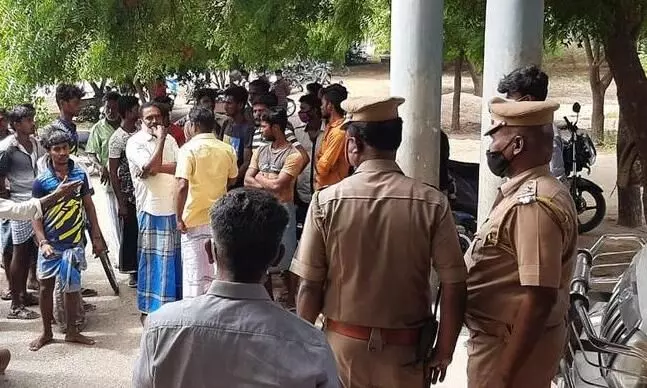 அனுமதியின்றி பிரசாரம் மேற்கொண்ட வேன் பறிமுதல் அனுமதியின்றி பிரசாரம் மேற்கொண்ட வேன் பறிமுதல்