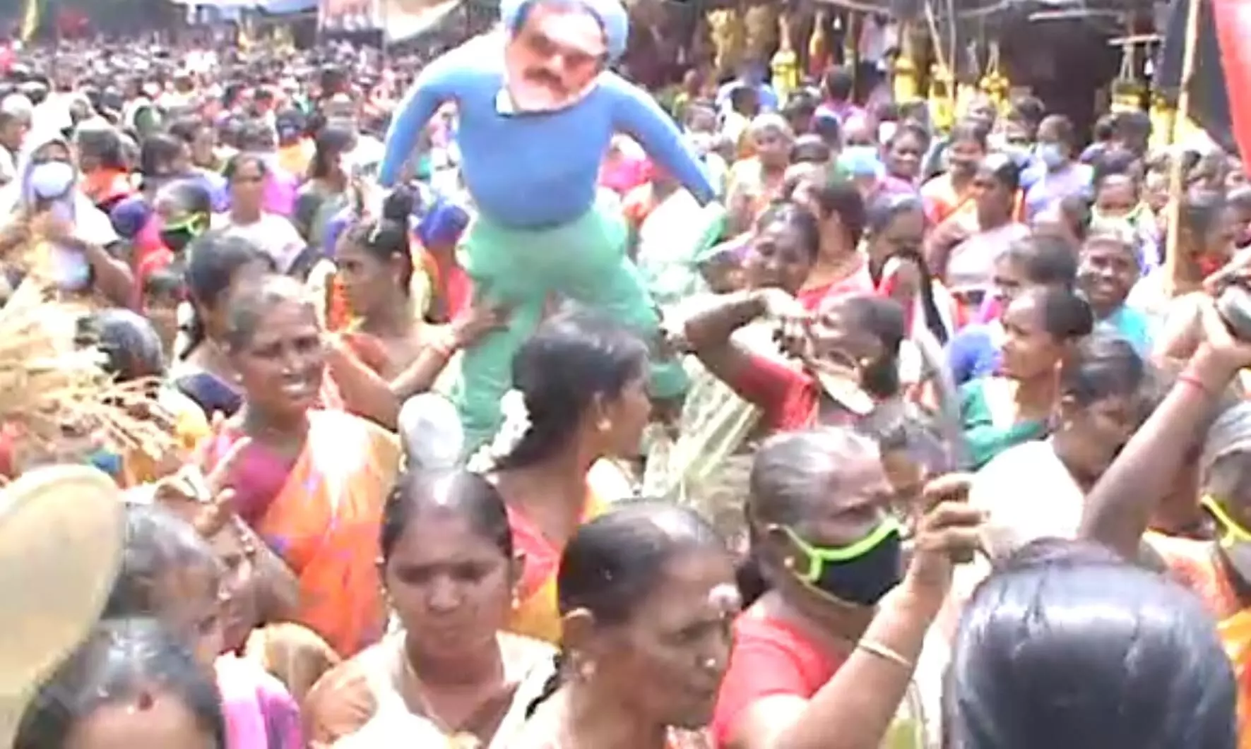 அதிமுகவினர் 2,000 பேர் மீது வழக்குபதிவு அதிமுகவினர் 2,000 பேர் மீது வழக்குபதிவு