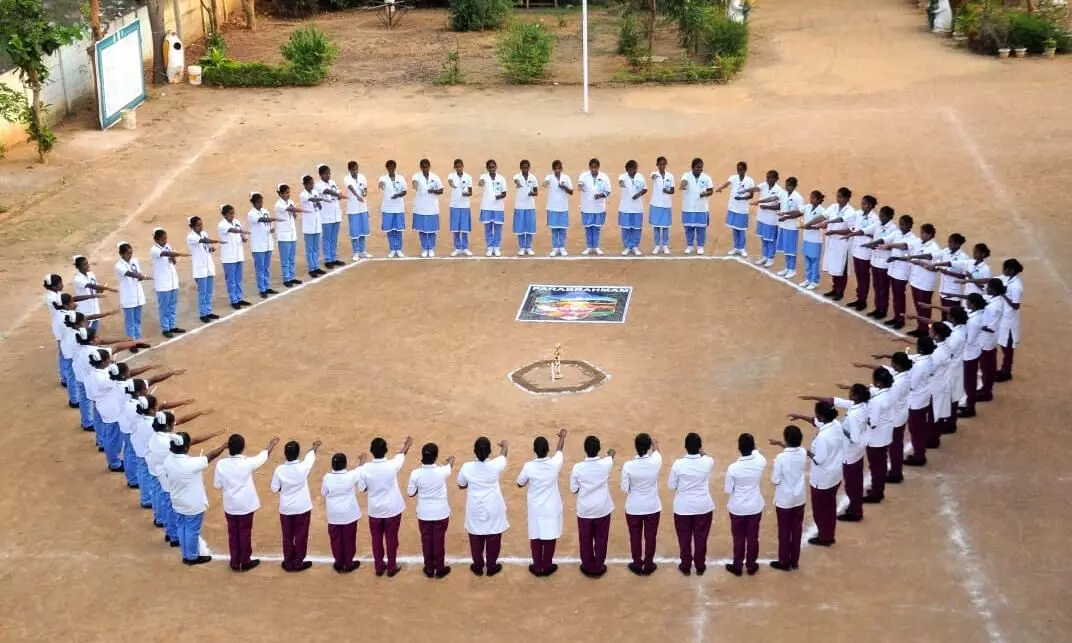 50க்கும் மேற்பட்ட மாணவிகள் நர்சிங் உறுதி மொழி ஏற்றனர் 50க்கும் மேற்பட்ட மாணவிகள் நர்சிங் உறுதி மொழி ஏற்றனர்