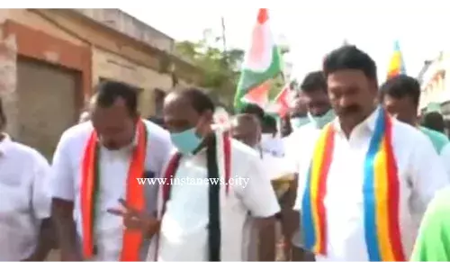 கொளுத்தும் வெயிலில் அமைச்சர் வாக்கு சேகரிப்பு