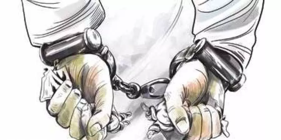 சாத்தூரில் ஓட்டுக்கு பணம் : அதிமுகவினர் 2 பேர் கைது சாத்தூரில் ஓட்டுக்கு பணம் : அதிமுகவினர் 2 பேர் கைது