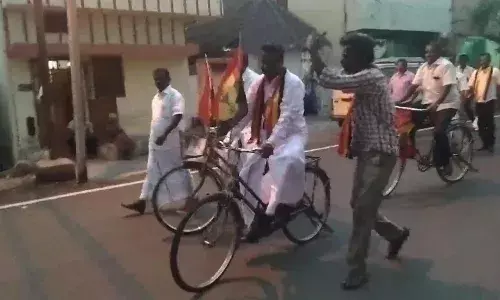 மிதி வண்டியில் சென்று வாக்கு சேகரித்த தேமுதிக வேட்பாளர் மிதி வண்டியில் சென்று வாக்கு சேகரித்த தேமுதிக வேட்பாளர்