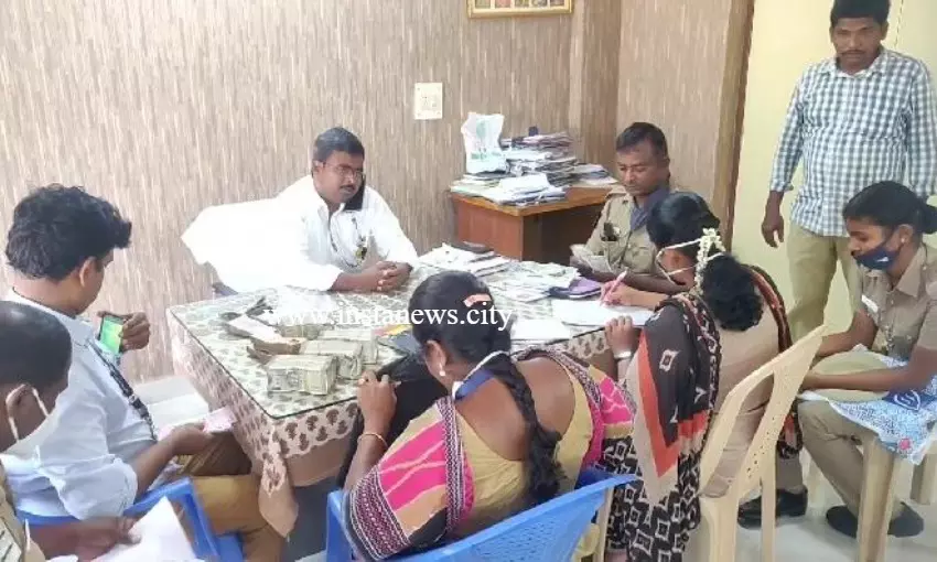 வாக்காளர்களுக்கு பணம்- பெண்கள் மீது வழக்கு வாக்காளர்களுக்கு பணம்- பெண்கள் மீது வழக்கு