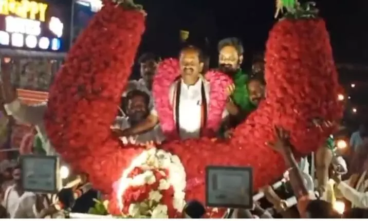 அதிமுக வேட்பாளருக்கு கிரேன் மூலம் ராட்சத மாலை அதிமுக வேட்பாளருக்கு கிரேன் மூலம் ராட்சத மாலை