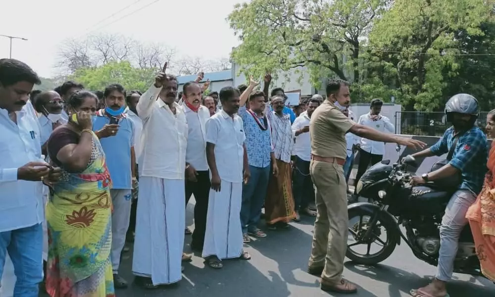 அதிமுகவினர் திடீர் சாலை மறியல் அதிமுகவினர் திடீர் சாலை மறியல்