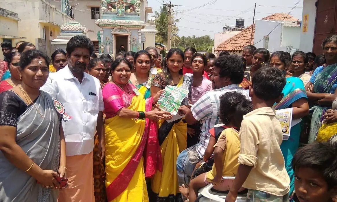 செல்லூர் ராஜ்ஜை ஆதரித்து அவரது மனைவி தீவிர பிரசாரம் செல்லூர் ராஜ்ஜை ஆதரித்து அவரது மனைவி தீவிர பிரசாரம்