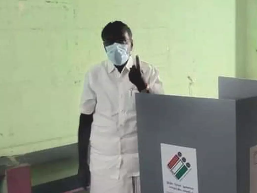 பாலக்கோடு தொகுதி அதிமுக வேட்பாளர் கே.பி.அன்பழகன் வாக்களிப்பு பாலக்கோடு தொகுதி அதிமுக வேட்பாளர் கே.பி.அன்பழகன் வாக்களிப்பு