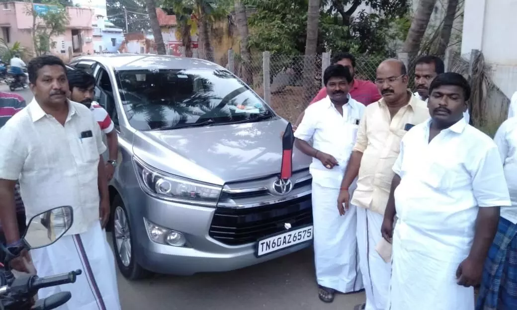 எம்.பி.ரவீந்தர் கார் கண்ணாடி உடைப்பு -போடியில் பதற்றம் எம்.பி.ரவீந்தர் கார் கண்ணாடி உடைப்பு -போடியில் பதற்றம்