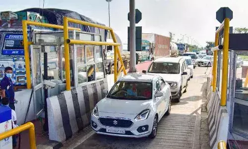 சுங்கச்சாவடிகளில் அதிக கட்டணம் வசூலிக்கக் கூடாது: சென்னை உயர்நீதிமன்றம்