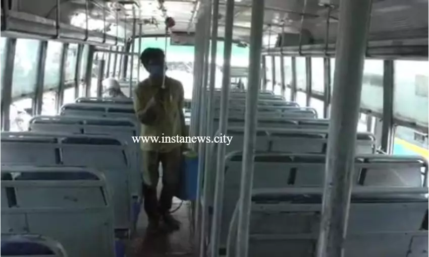 அனைத்து பேருந்துகளிலும் கிருமி நாசினி தெளிக்கும் பணி அனைத்து பேருந்துகளிலும் கிருமி நாசினி தெளிக்கும் பணி