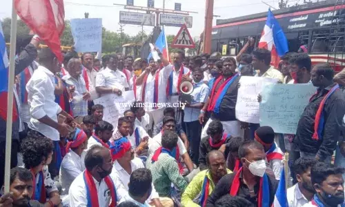 இளைஞர்கள் கொலையை கண்டித்து விசிக ஆர்ப்பாட்டம் இளைஞர்கள் கொலையை கண்டித்து விசிக ஆர்ப்பாட்டம்