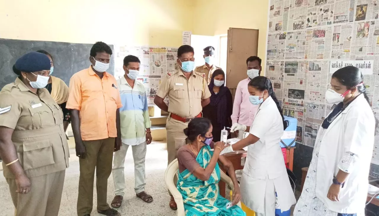 தடுப்பூசி போட குவிந்த பொதுமக்கள் தடுப்பூசி போட குவிந்த பொதுமக்கள்