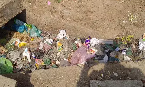 தேங்கி நிற்கும் கழிவுகளால் கொரோனா பரவும் அபாயம்
