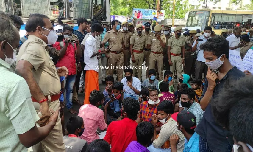 சித்திரை திருவிழா- பக்தர்களை அனுமதிக்க போராட்டம் சித்திரை திருவிழா- பக்தர்களை அனுமதிக்க போராட்டம்