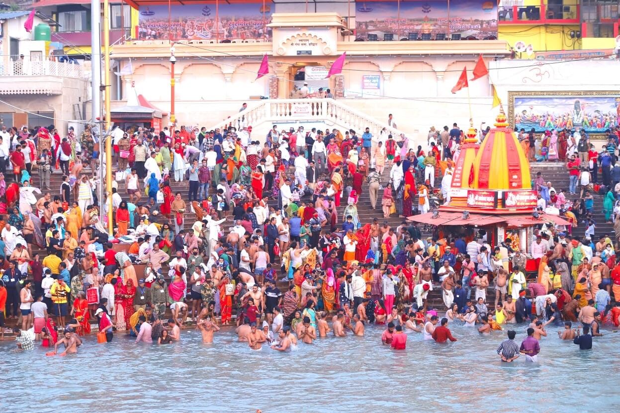 கொரோனா பயமின்றி ஹரித்வாரில் கும்பமேளாவுக்காக குவிந்த பக்தகோடிகள்