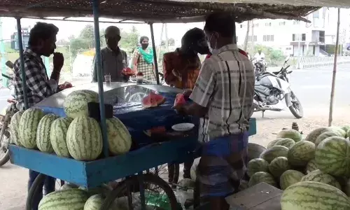 வெயிலில் தாகம் தணிக்கும் பழச்சாறு