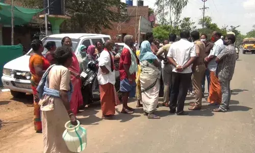குடிநீர் பற்றாக்குறை - பெண்கள் சாலை மறியல்
