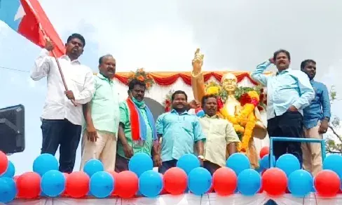 கடலூர் விசிக  சார்பில் அம்பேத்கர் அவர்களின் திருவுருவச் சிலைக்கு மாலை கடலூர் விசிக  சார்பில் அம்பேத்கர் அவர்களின் திருவுருவச் சிலைக்கு மாலை