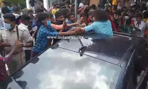 பிரபல நடிகருடன் செல்பி எடுத்த இளைஞர்கள்- போலீஸ் தடியடி