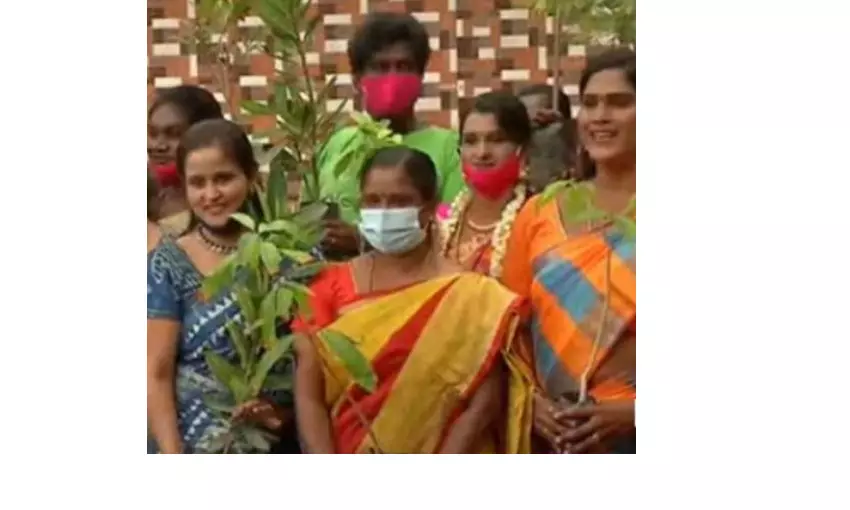 தேசிய திருநங்கைகள் தினம்: சென்னையில் கொண்டாட்டம்! தேசிய திருநங்கைகள் தினம்: சென்னையில் கொண்டாட்டம்!