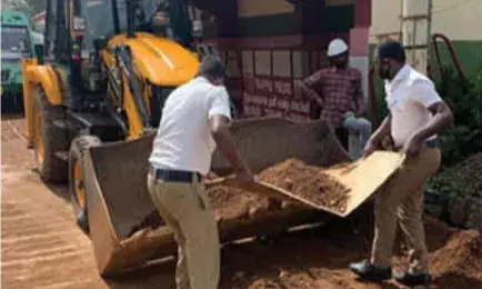 சாலையை சீரமைத்த போலீசாருக்கு குவியும் பாராட்டு