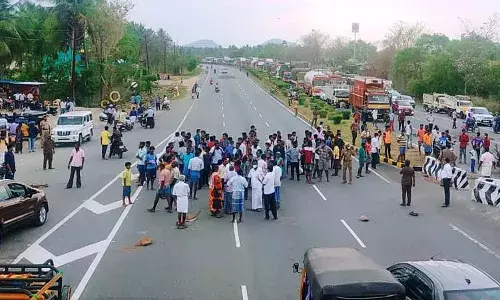ஐடிஐ மாணவர் கல்குவாரி தண்ணீரில் மூழ்கி பலி!!பொதுமக்கள் சாலை மறியல்