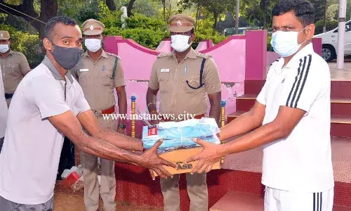 ஆயுதப்படை காவலர்களுக்கு சீருடை வழங்கல்