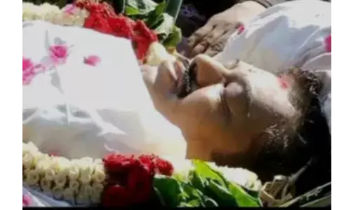 72 குண்டுகள் முழங்க அரசு மரியாதையுடன்  விவேக் உடல் தகனம்