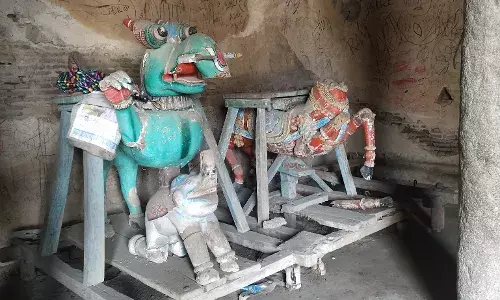 பராமரிப்பற்ற  நிலையில் திருக்கோயில் உற்சவ வாகனங்கள்