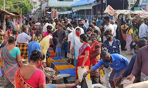 மீன் சந்தையில் முகக்கவசம் அணியாதவர்களுக்கு அபராதம்