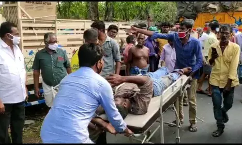 சத்தியமங்கலம் அருகே சரக்கு வாகனம் விபத்து:   காயங்களுடன் டிரைவர் மீட்பு