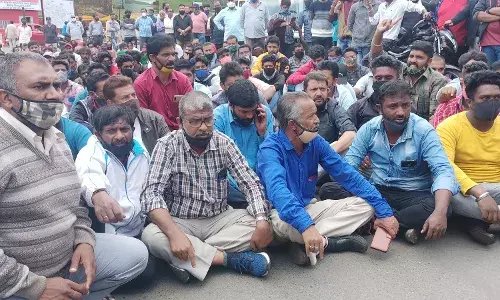 சுற்றுலா பயணிகளை அனுமதிக்கக்கோரி  உதகையில் வியாபாரிகள் மறியல்