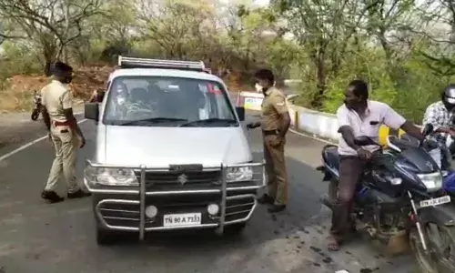 ஆசையாக ஏற்காடு கிளம்பிய பயணிகள்...  தடுத்து திருப்பி அனுப்பிய போலீசார்