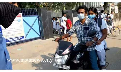 நாகையில் கொரோனா விதிமுறை மீறி தனியார்    பள்ளியில் சிறப்பு வகுப்புகள்