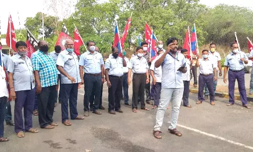 கோரிக்கைகளை வலியுறுத்தி சேலம் உருக்காலை முன்பு ஊழியர்கள் போராட்டம்