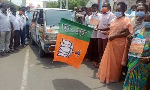 கொரோனா தடுப்பூசி போட இலவச வாகன வசதி-  பாஜக சார்பில் துவக்கி வைப்பு