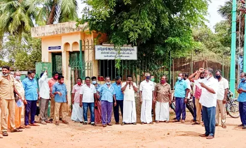 கொரோனா வழிகாட்டுதல்களைச் செயல்படுத்திட வலியுறுத்திப் போக்குவரத்துத் தொழிலாளர்கள் ஆர்ப்பாட்டம்.