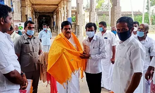 அமைச்சர் உடுமலை இராதாகிருஷ்ணன் ஸ்ரீவாஞ்சியம் கோயிலில்  வழிபாடு.