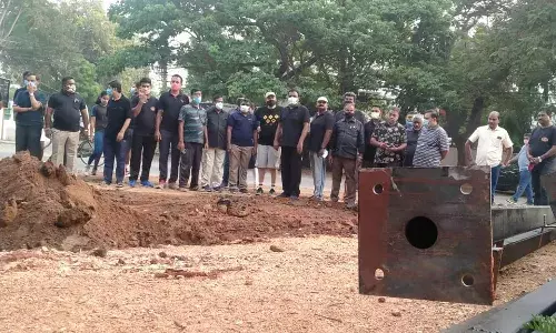 ஸ்மார்ட் சிட்டி பணிக்காக மரங்கள் அகற்றம்  - கருப்பு சட்டை அணிந்து ஆர்வலர்கள் எதிர்ப்பு