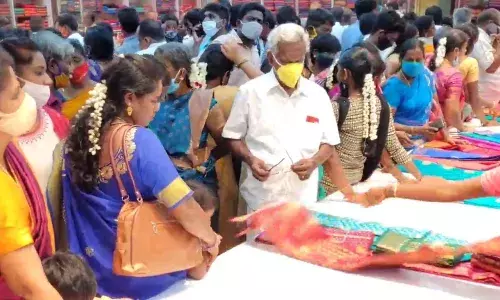 கொரோனாவை மறந்த  மக்கள்: புடவை வாங்க அலைமோதும் கூட்டம் கொரோனாவை மறந்த  மக்கள்: புடவை வாங்க அலைமோதும் கூட்டம்