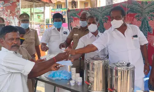 கீரனூரில் கொரோனா விழிப்புணர்வு நிகழ்ச்சி, போலீசார் கபசுர குடிநீர் வழங்கல்