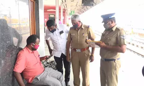 பாய், தலையணையோடு வந்து ஈரோடு ரயில் நிலையத்தில் காண்ட்ராக்டர் போராட்டம்