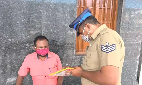 பாய், தலையணையோடு வந்து ஈரோடு ரயில் நிலையத்தில் காண்ட்ராக்டர் போராட்டம்