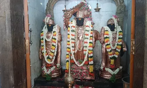 பேச்சி அம்மன், மதுரைவீரனுக்கு வெள்ளிக்கவசம்- பக்தர்கள் தரிசனம்