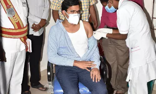 தஞ்சையில் தடுப்பூசி 2வது தவணையை போட்டுக் கொண்ட கலெக்டர்