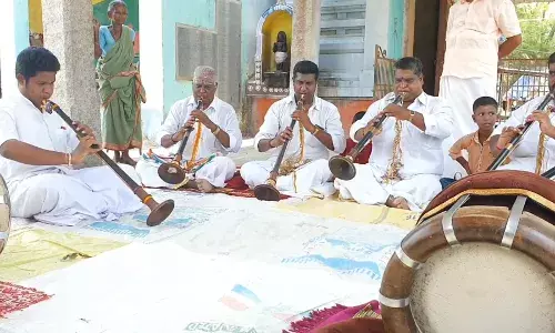 நாகையில் நிவாரணம் வழங்க வேண்டும் என இசை கலைஞர்கள் அரசுக்கு கோரிக்கை