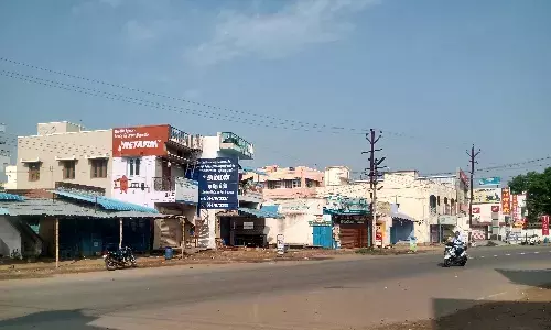 ஆளையும் காணோம்; காரையும் காணோம்:  வெறிச்சோடிய ராசிபுரம் கடைவீதி