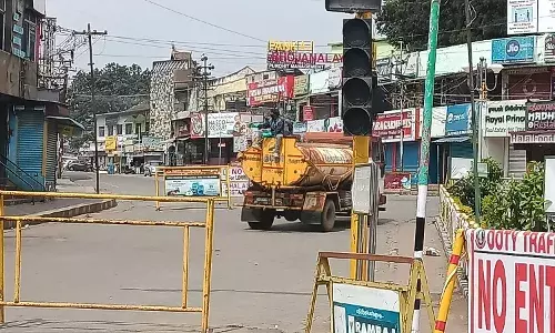 முழு ஊரடங்கிலும் கடமை தவறாத தூய்மைப்பணியாளர்கள்
